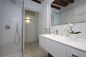 Shower, hair dryer, bidet, towels - Venetian Art (Residence Modern Art) (Venecia)