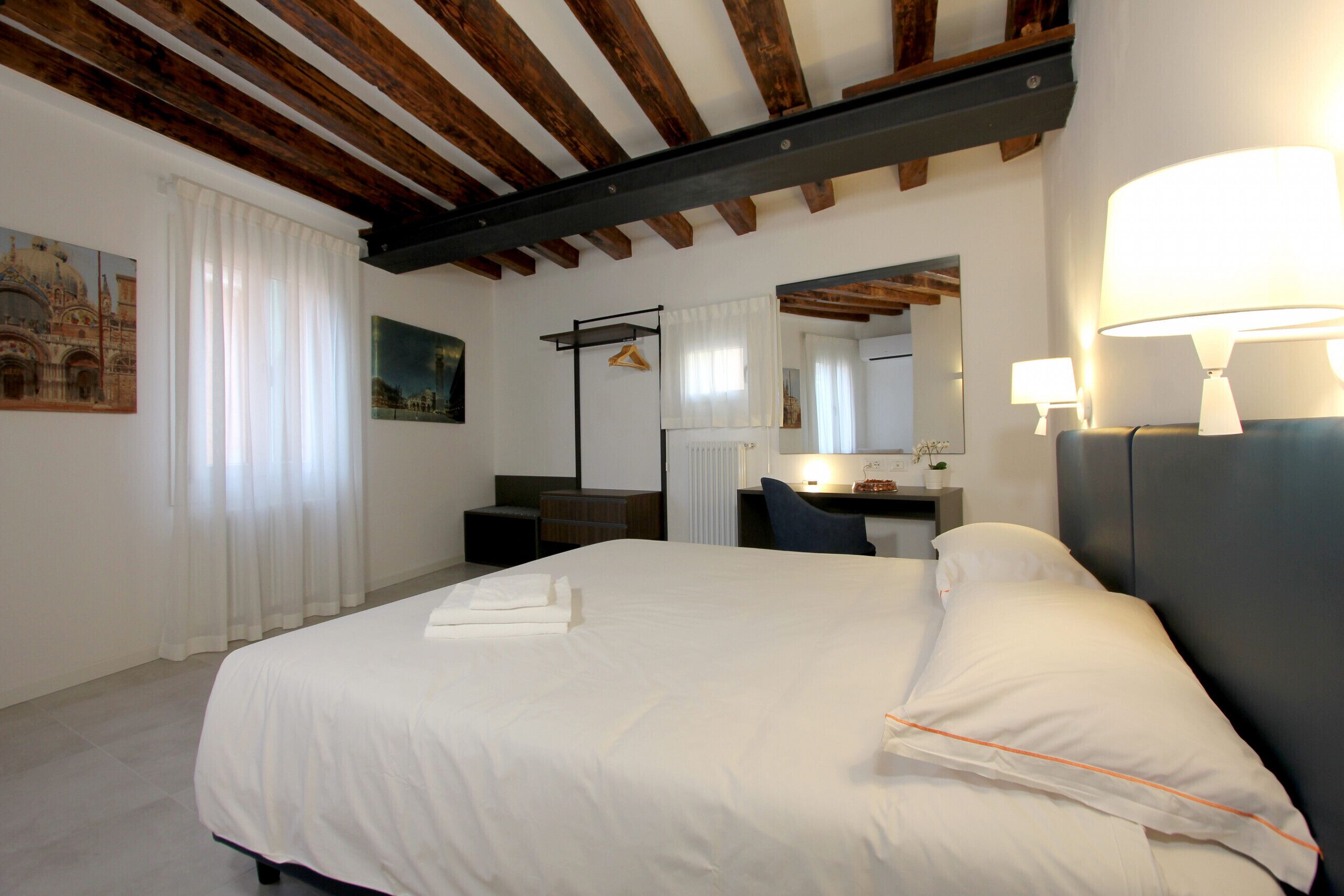 3 slaapkamers, een strijkplank/strijkijzer, gratis wifi, beddengoed