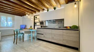 Geladeira, fogão, lava-louças, cafeteira/chaleira