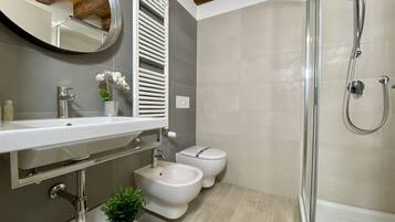 Douche, sĂšche-cheveux, bidet, serviettes fournies