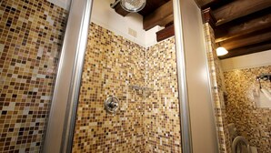 A shower with mosaic tile walls and a wooden ceiling. - Apartment Marin Venetian Style (Venecia)