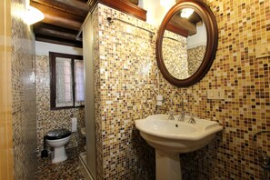 Bañera, secador de pelo, bidet, toallas