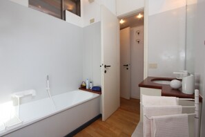 Badewanne, Haartrockner, Bidet, Handtücher