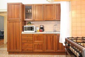 Kühlschrank, Mikrowelle, Ofen, Wasserkocher mit Kaffee-/Teezubehör