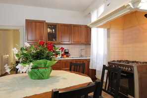 Réfrigérateur, four à micro-ondes, un four, cafetiÚre-théiÚre