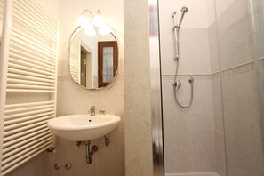 Shower, hair dryer, bidet, towels - Apartment Rossini (250m Rialto's Bridge) (Venecia)