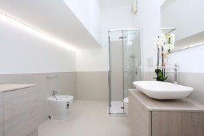 Bruser, hårtørrer, bidet, håndklæder
