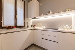 Kühlschrank, Ofen, Geschirrspüler, Wasserkocher mit Kaffee-/Teezubehör