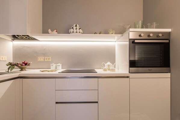 Kühlschrank, Ofen, Geschirrspüler, Wasserkocher mit Kaffee-/Teezubehör