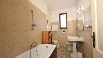 Badekar, hårføner, bidé og håndklær