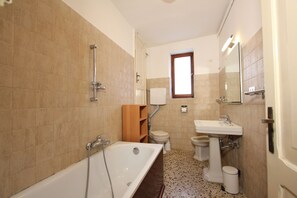 Badewanne, Haartrockner, Bidet, Handtücher