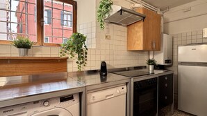A kitchen with a dishwasher, oven, and a refrigerator. - Apt. Fosca Canal View (Venecia)
