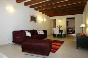 Living area - Apt. Guggenheim (with Private Courtyard) (Venecia)