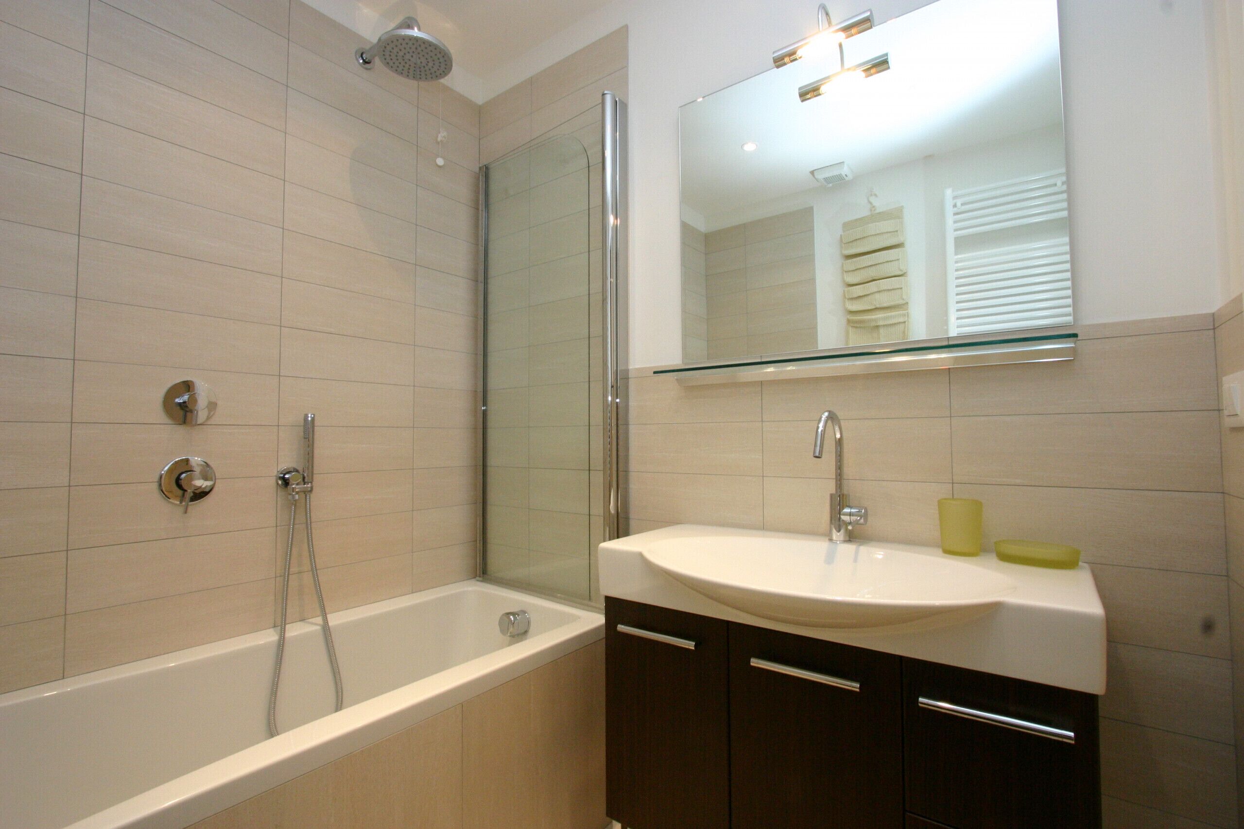 Tina, secadora de cabello, bidet, toallas 
