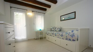 Une chambre à coucher avec un lit, un bureau et un radiateur.