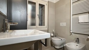 Douche, sĂšche-cheveux, serviettes fournies