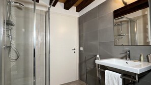 Shower, hair dryer, bidet, towels - Apartment Stella Tris (500m from Rialto´s Bridge) (Venecia)