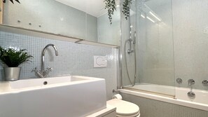 تجهيزات دش، مجففات شعر، مراحيض شطف، مناشف