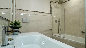 Chuveiro, secador de cabelo, toalhas de banho