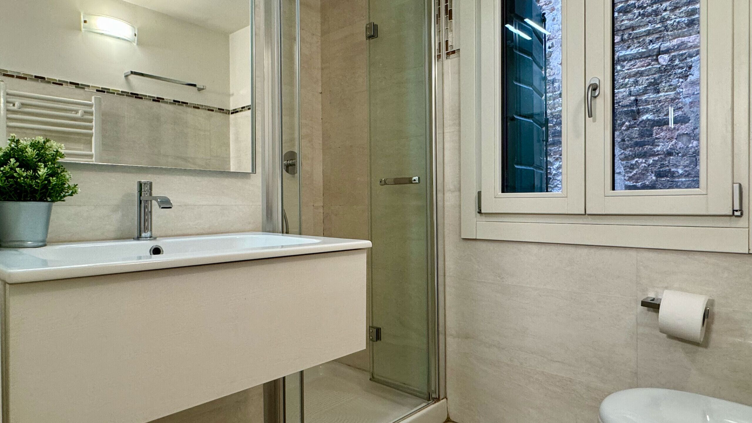 Shower, hair dryer, bidet, towels