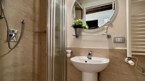 Bruser, hårtørrer, bidet, håndklæder