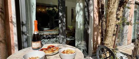 屋外ダイニングエリア