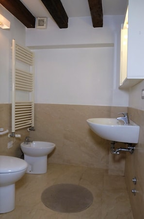 Shower, hair dryer, towels - Camelia Garden (Residence Flowery) (Venecia)