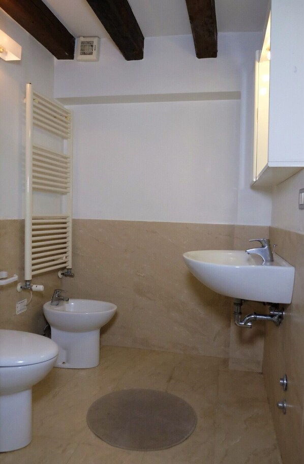 Dusche, Haartrockner, Bidet, Handtücher