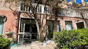 Outdoor dining - Camelia Garden (Residence Flowery) (Venecia)