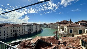 A canal in a historic city with buildings on both sides. - Grand Canal Loft Terrace (Venecia)