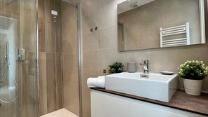 Douche, bidet, serviettes fournies