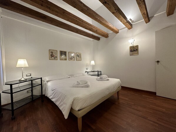 6 makuuhuonetta, ilmainen Wi-Fi, vuodevaatteet