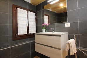 Douche, sĂšche-cheveux, bidet, serviettes fournies