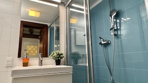 Een douche, een haardroger, een bidet, handdoeken