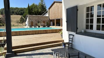 Een buitenzwembad en een verwarmd zwembad