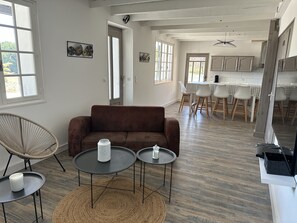 Living area - Maison de Campagne Avec Piscine Privée, Cadre Magnifique en Pleine Nature (Monflanquin)