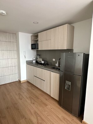 Réfrigérateur, micro-ondes, four, plaque de cuisson