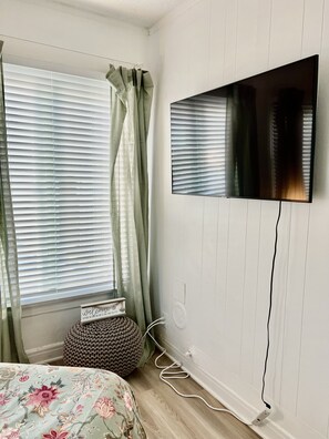 1 dormitorio, tabla de planchar con plancha, wifi y ropa de cama