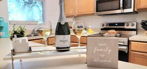 Fridge, microwave, oven, stovetop - Disney Dream Villa, Perfect Home Near to Disney (Davenport)