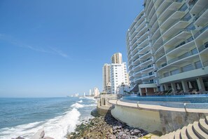 Una spiaggia nelle vicinanze