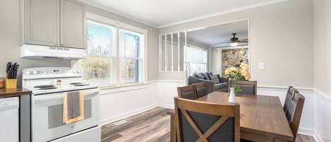 Kjøleskap, mikrobølgeovn, ovn og kokeplater