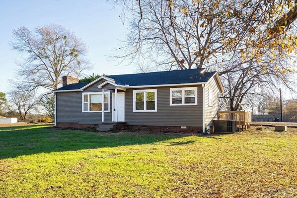 Exterior - Tiger's Refuge 2br/1ba home 10 min. from Clemson U (Central)