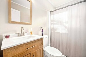 Bathroom - Tiger's Refuge 2br/1ba home 10 min. from Clemson U (Central)