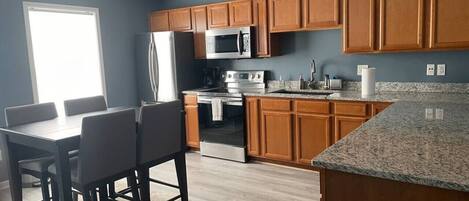 Réfrigérateur, cafetiÚre-théiÚre, vaisselle et ustensiles