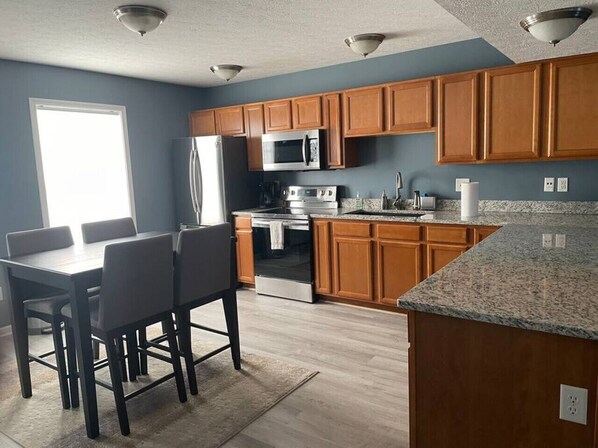 Kühlschrank, Wasserkocher mit Kaffee-/Teezubehör