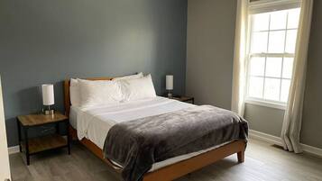 2 bedrooms, desk, iron/ironing board, WiFi