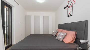 4 habitaciones, escritorio y tabla de planchar con plancha