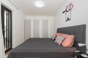 4 habitaciones, escritorio y tabla de planchar con plancha