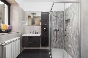 Dusche, Haartrockner, Handtücher