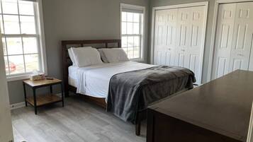 2 bedrooms, desk, iron/ironing board, WiFi